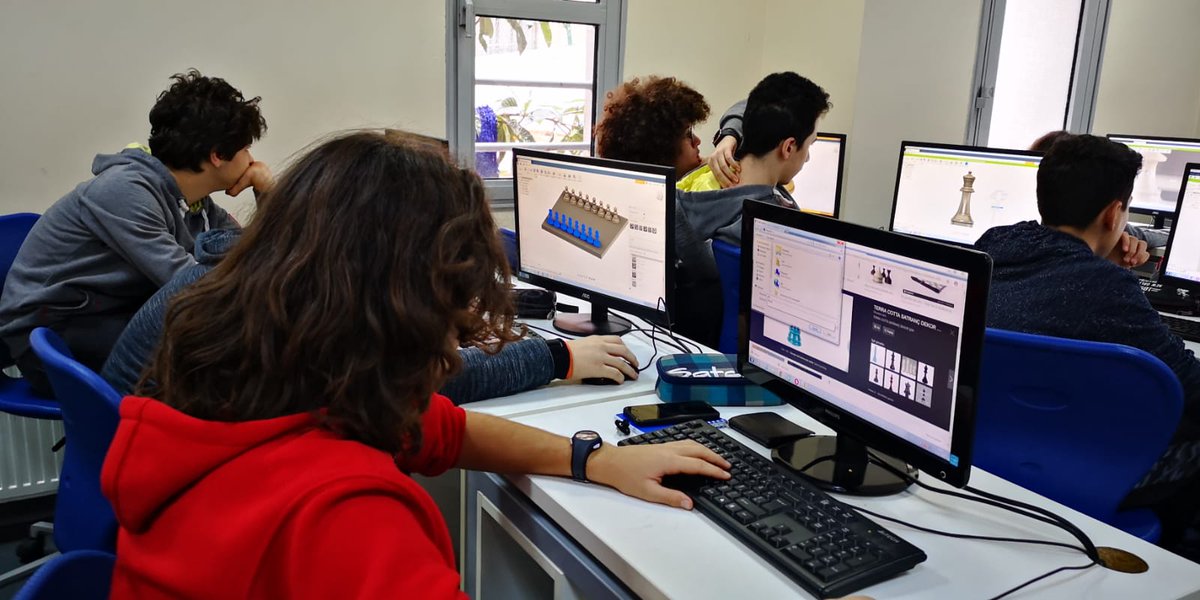 FRC_Integra3646's tweet photo. İnsanlık, son 300 yılda geçirdiği değişimden çok daha fazlasını gelecek 20 yıl içerisinde yaşayacak. Bu değişimlerde yer alabilmekte tasarım ve mühendislikten geçiyor. @AutodeskTR desteği ile hazırlık sınıfı öğrencilerimiz Fusion 360 çizim ve tasarım programını öğreniyorlar. https://t.co/eyfrZydl4H