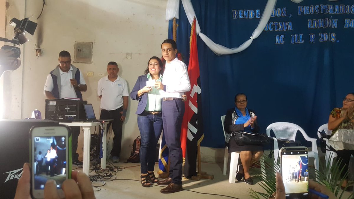 LucyMerlo7's tweet photo. #BonoBachilleres2018
#EnVictoriasEducativas Entrega de la octava edición del bono complementario bachiller 
@minednicaragua https://t.co/R6WchT4bWI