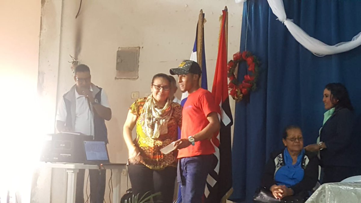 LucyMerlo7's tweet photo. #BonoBachilleres2018
#EnVictoriasEducativas Entrega de la octava edición del bono complementario bachiller 
@minednicaragua https://t.co/R6WchT4bWI