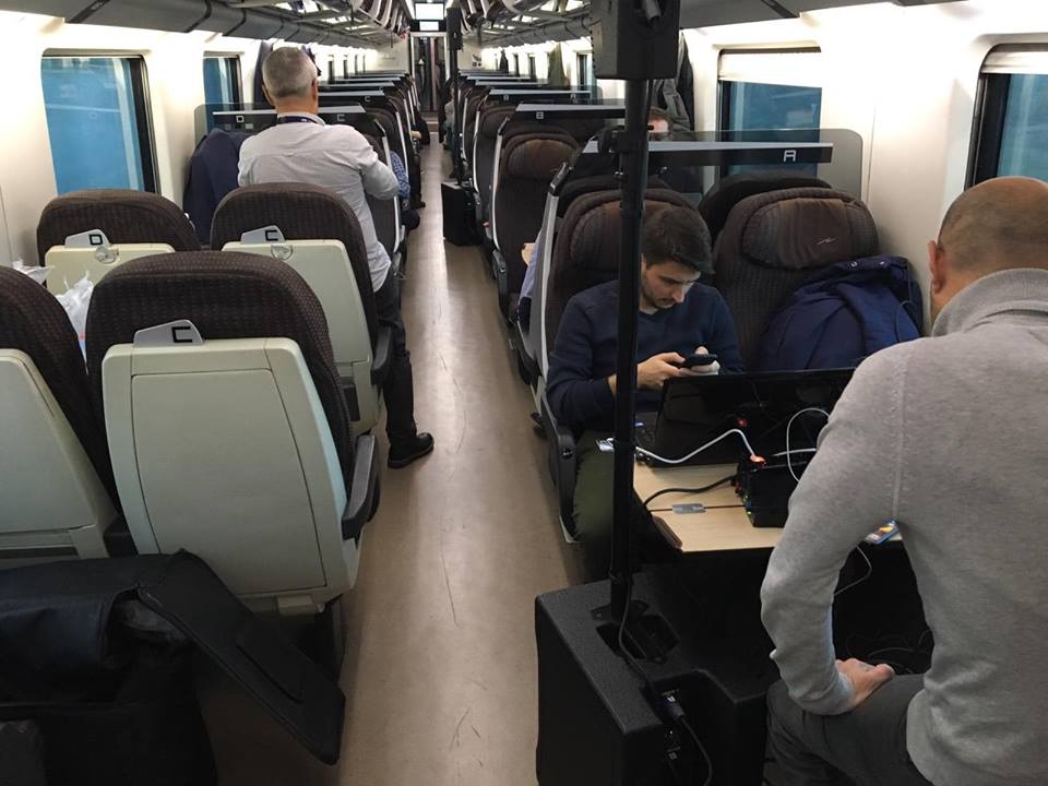FdF_FinalEvent's tweet photo. Una rete di persone a volte corrisponde ad una vera e propria rete informatica. Sul Treno che va a Torino è stata creata per i giovani ricercatori una rete wifi per condividere i propri progetti @StampaCnr #fabbricadelfuturo #Factoriesofthefuture #FdF_FinalEvent2018 https://t.co/upjue8GZID