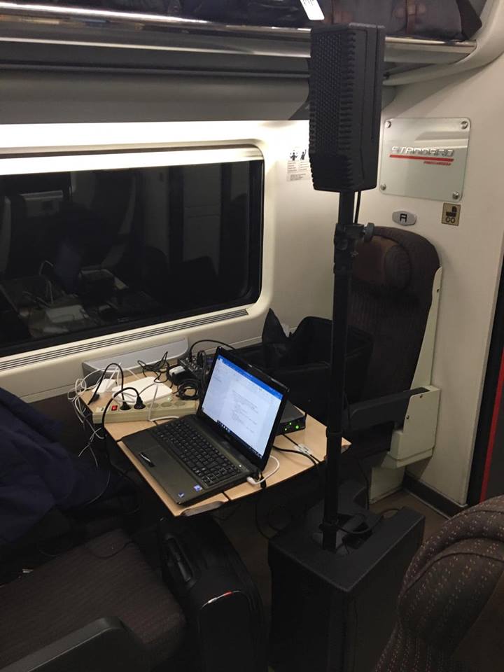 FdF_FinalEvent's tweet photo. Una rete di persone a volte corrisponde ad una vera e propria rete informatica. Sul Treno che va a Torino è stata creata per i giovani ricercatori una rete wifi per condividere i propri progetti @StampaCnr #fabbricadelfuturo #Factoriesofthefuture #FdF_FinalEvent2018 https://t.co/upjue8GZID