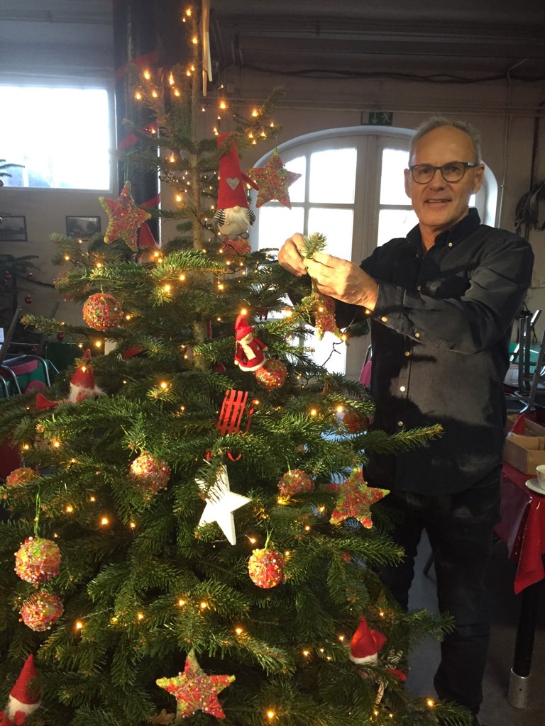 VickyLeandrosHH's tweet photo. Am Freitag findet auf dem #GutBasthorst unser traditionelles Benefizkonzert statt. #ReinholdBeckmann hat heute als erster seinen 🎄 Baum für die Weihnachtsbaumauktion geschmückt. 😀👍🏼 @BILDhilft @BILD_Promis #Charity https://t.co/23lAzvqLy6