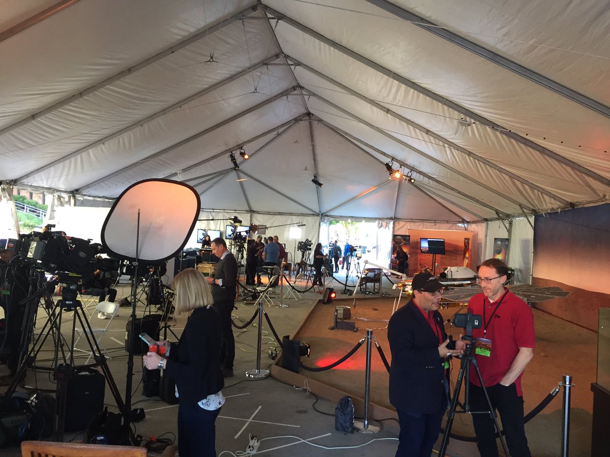 spaceexplore's tweet image. Ici au @NASAJPL sous un beau ciel bleu avec la lune qui surveille, on se prépare à l’atterrissage d’ #InSight et de ses instruments dont #SEIS du @CNES Les télés sont là. #GoInSight 🤞