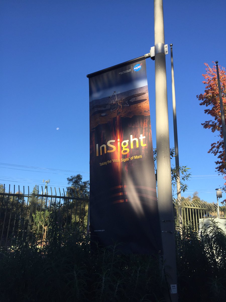 spaceexplore's tweet image. Ici au @NASAJPL sous un beau ciel bleu avec la lune qui surveille, on se prépare à l’atterrissage d’ #InSight et de ses instruments dont #SEIS du @CNES Les télés sont là. #GoInSight 🤞