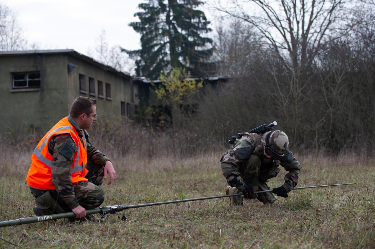 armeedeTerre's tweet image. Le #CFIM de Dieuze est le centre de formation du #COMSIC. 

Il innove avec cette FTS expérimentale qui va durer un an et qui vise à centraliser les moyens de formation de spécialité pour les combattants des SIC, plutôt que chaque régiment de transmissions forme ses jeunes engagés