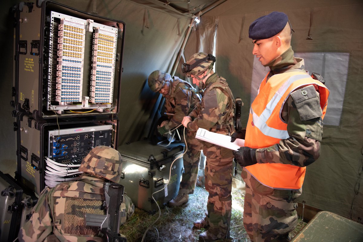 armeedeTerre's tweet image. Le #CFIM de Dieuze est le centre de formation du #COMSIC. 

Il innove avec cette FTS expérimentale qui va durer un an et qui vise à centraliser les moyens de formation de spécialité pour les combattants des SIC, plutôt que chaque régiment de transmissions forme ses jeunes engagés