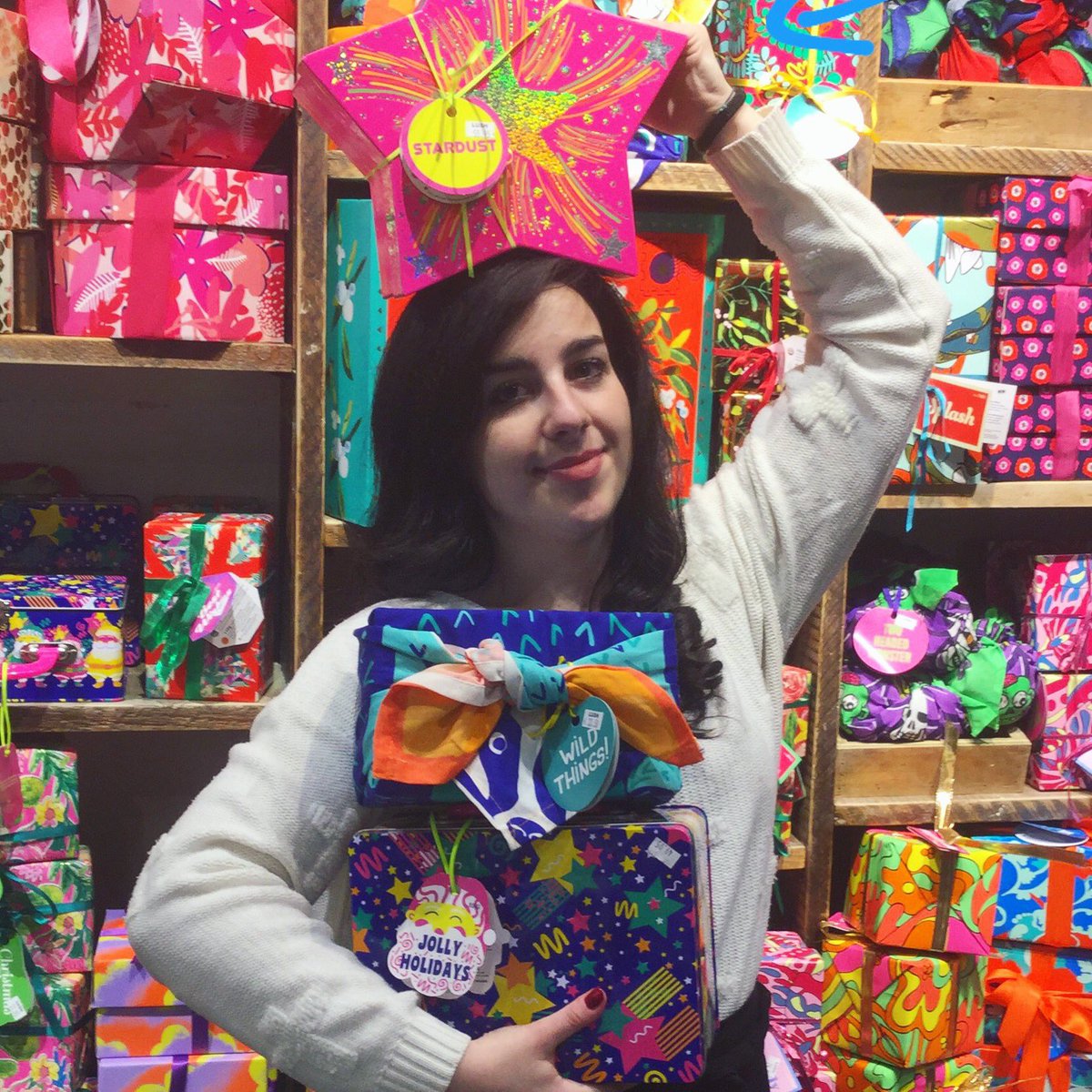 LushNapoli's tweet photo. Natale si avvicina e noi abbiamo in serbo tantissimi spunti per il vostro regalo perfetto! Knotwrap, scatole di latta e cappelliere sono solo alcune delle nostre idee.. Venite in negozio per scoprirle tutte! #lush #lushnapoli #lushcosmetics https://t.co/MnDQEoAlZg