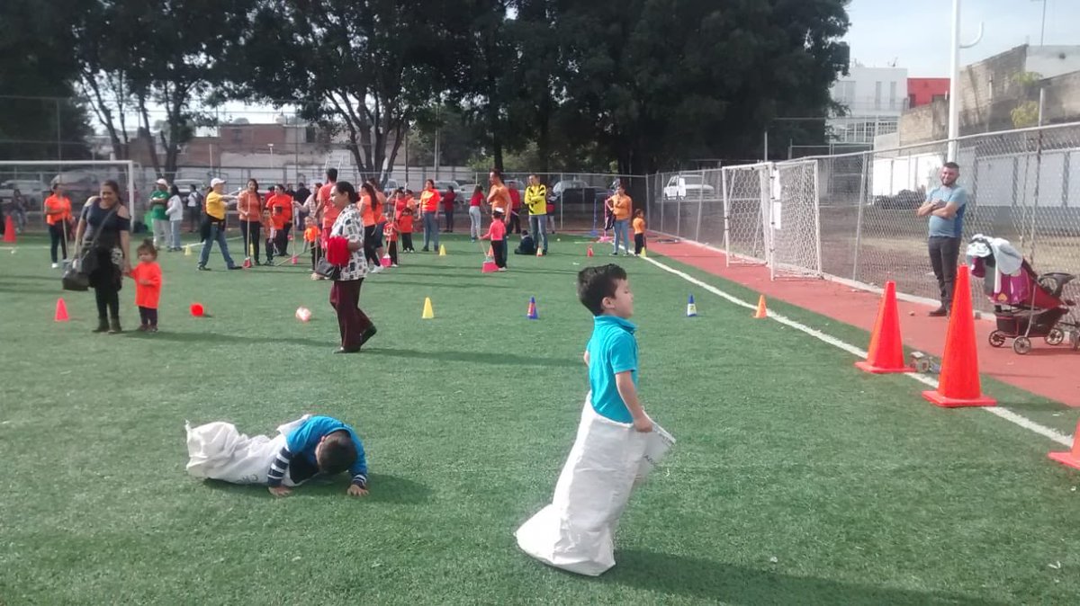 MarioReynoso81's tweet photo. Las unidades deportivas son espacios públicos, nuestro trabajo como IP y AC es coadyuvar con @GuadalajaraGob @comudegdl para que los ciudadanos los disfruten. Gracias a todo el equipo que hace posible esto. @tomasgallopad @for_ortega13 @Fundacion_MDS https://t.co/LPuxVrdmhb