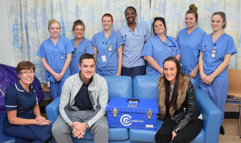 Michael and Leanne Keen have donated a ‘cuddle cot’ to maternity staff #RVI in memory of their son Mason still born at 23 weeks. Cuddle cots keep babies cool so family can spend 72 hours with them. Michael and Leanne raised over £15,000 for <a href="/_4Louis/">4Louis</a> to help fund the cot 🙏