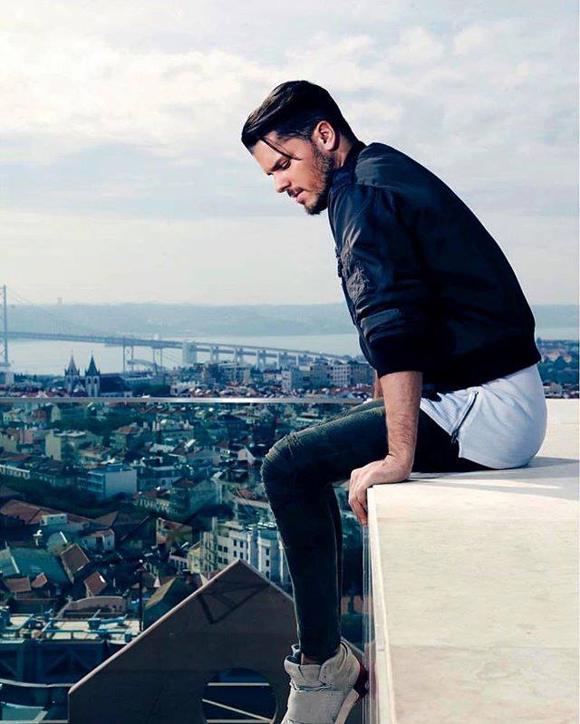 Pronto para saltar para mais uma semana de trabalho 🤪 Boa segunda feira família