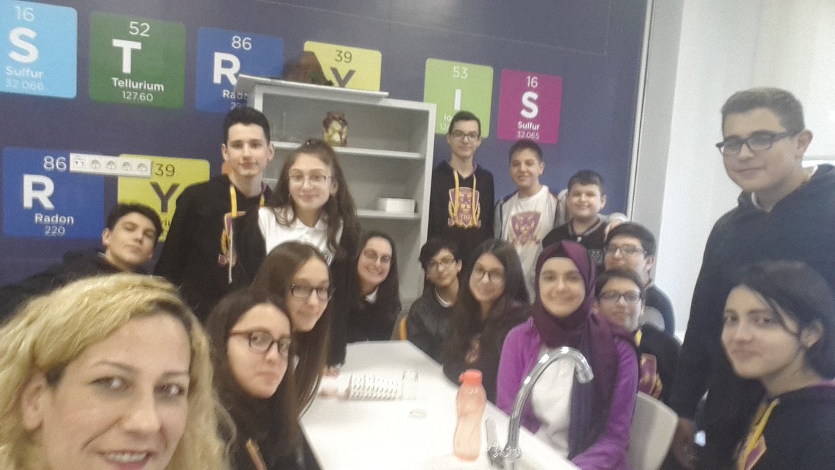 SedaHamarat6's tweet photo. Uğur okullarinda Fen Bilimleri  hayata hazırlar 9D sınıfı öğrencilerimiz Kimya dersinde fermantasyon olayını kendi  elma sirkelerini yaparak gözlemliyor😊Eglenerek öğreniyoruz @tezel_berrak @senoltopal77 @ugurokullariylv https://t.co/ElgzXsBpeU