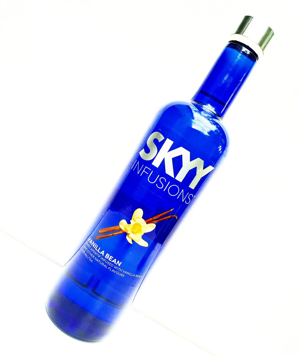 DeFiWhore's tweet photo. As well as with this unbelievably tasty @SKYYvodkaSA Vanilla Bean Vodka! 😍

#BluePerfectServe 
#SAVineShare https://t.co/O3qLpXgrl5