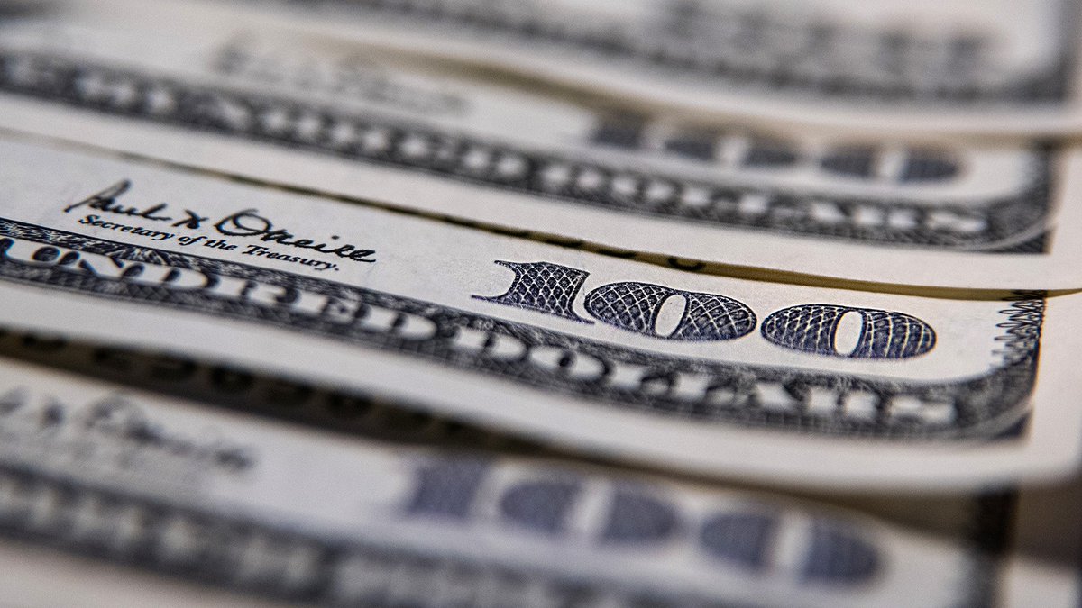 infobae's tweet photo. El dólar vuelve a subir en la City porteña y supera los 39 pesos https://t.co/jip02SmqlI | Por Juan Gasalla https://t.co/QNMg8Ivhjf