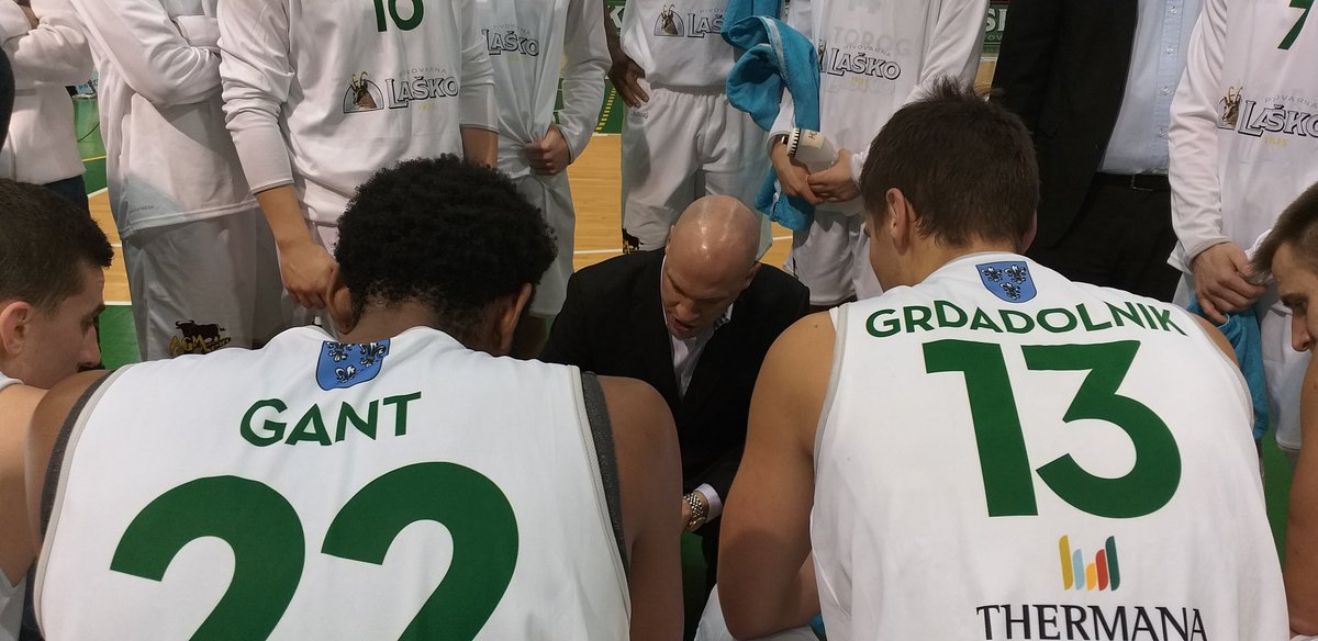 Polčas dobiva @petrol_olimpija z rezultatom 40:43. Še en polčas nas čaka! #nipredaje #kkzlatorog
