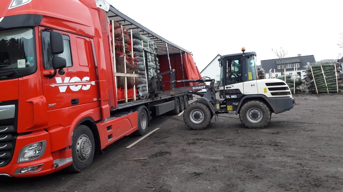 Driving home for Christmas🎼 🎅🏻
Via transporteur <a href="/vostransport/">Vos Transport B.V.</a> zijn de kerstbomen gearriveerd in #Twello! Aanstaande zaterdag begint de verkoop aan de Breede Goorstraat. ( achter de dekamarkt)