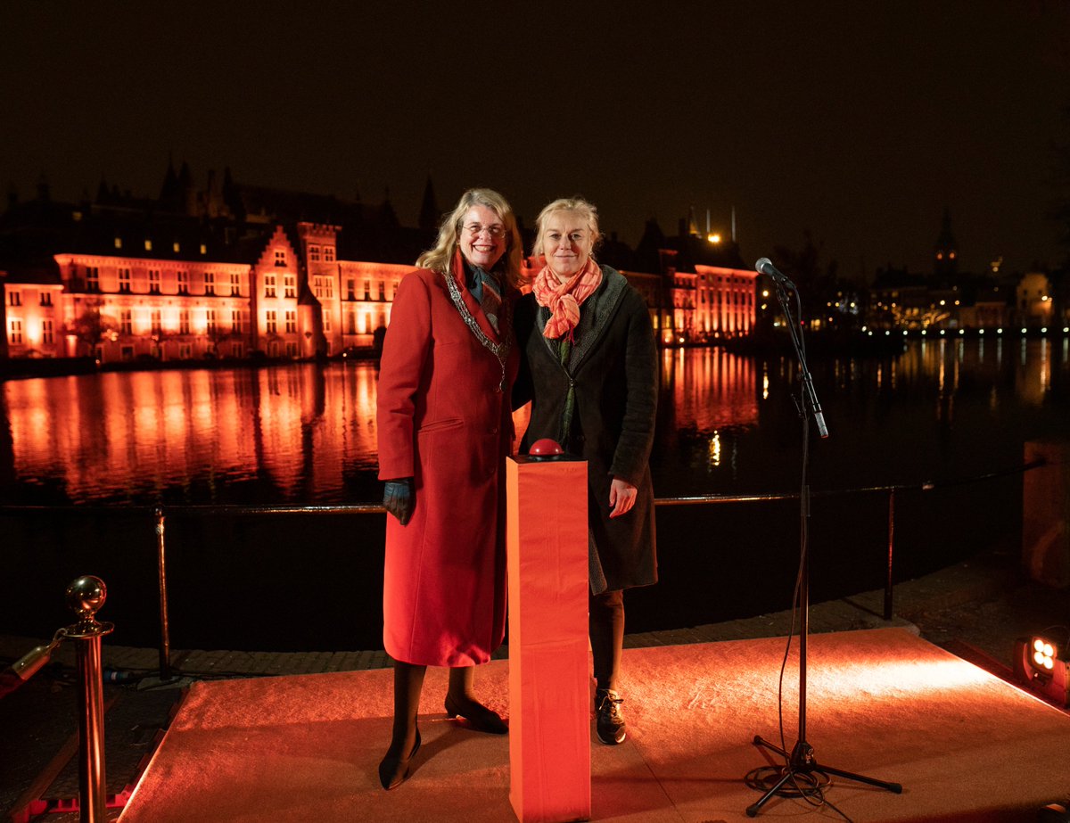 Zojuist samen met burgemeester <a href="/PaulineKrikke/">Pauline Krikke</a> het Binnenhof oranje laten kleuren.
35% van alle vrouwen wereldwijd heeft te maken (gehad) met geweld. Volg hun verhalen via @NLWomensRights. #WeListenNL 
unwomen.org/en/news/in-foc…