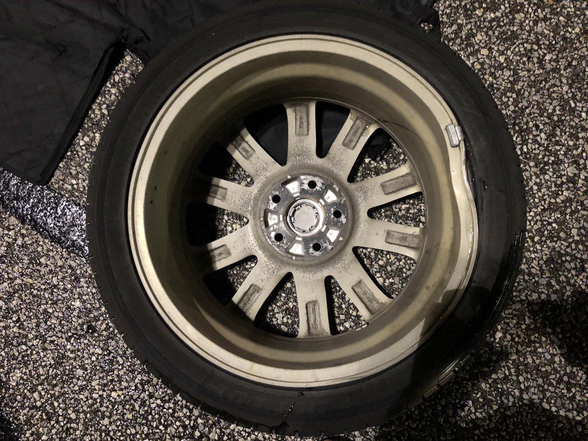 noahbrooks's tweet photo. Just a warning for people driving northbound on #271 in @OakwoodVlg / @BroadviewHtsOH that there is a really bad pothole. Lots of cars getting flats. @WEWS @clevelanddotcom https://t.co/8FqfAsywea
