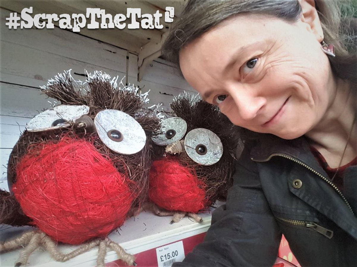 Latin_Link's tweet image. As soon as Sarah saw these festive robins, she was in! But after a laborious internal battle, she resisted the urge and donated to Latin Link instead - Thanks Sarah! Could YOU #ScrapTheTat this year, too? 
latinlink.org.uk/fundraisers/sc…🎄