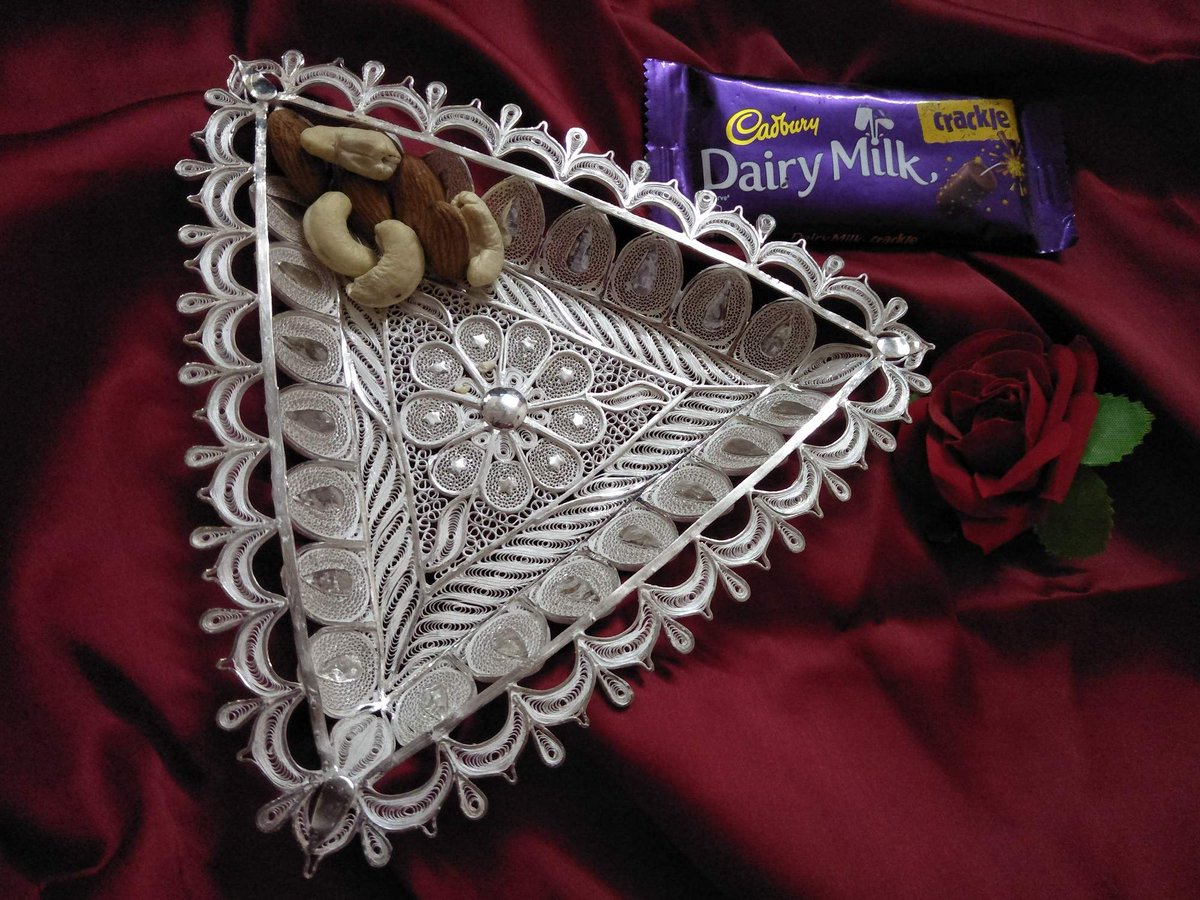 silverliningsin's tweet photo. #Tarakasi Silver Serving trays handmade in #Cuttack in #Filigree
#handicraftsofodisha #silverfiligree #odisha #cuttackfiligree
https://t.co/WjPvDyMizL https://t.co/r38CIBVSnA
