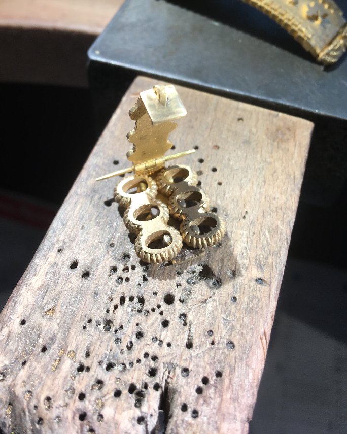 Neil_Rayment's tweet photo. This is a clasp like no other. Unique and innovative, this clasp was researched and designed not only to match the aesthetics but also to be strong and secure for this valuable piece 💪🔒👑 #bespoke #unique #clasp #gold #22carat #design #craftsman #aesthetics https://t.co/7gFfRxyW7R