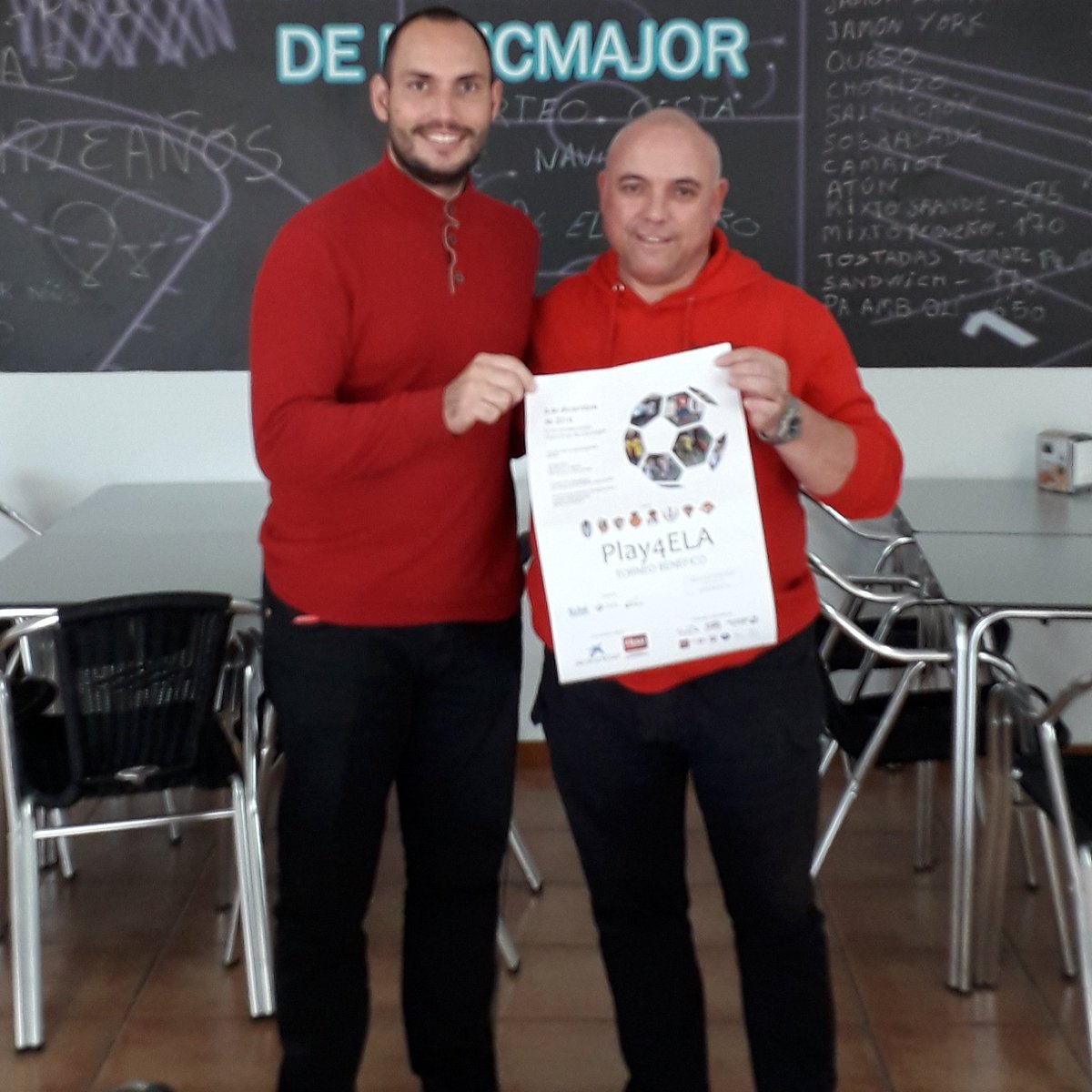 ELABalears's tweet photo. Nuestro colaborador Agustín, de la cantina de #llucmajor
Gracias a él tendremos agua para los participantes de #play4ela
@pedagosport @Esportiva_Ment #futbol #solidarios #esclerosis #ELA https://t.co/QcrEmJ9QTJ