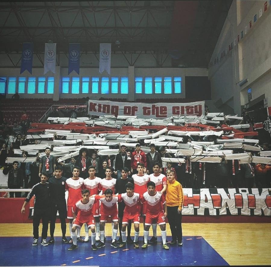 Yaşanılacak güzel günler, sorulacak daha çok hesap var. Acele etmeyin.

Canik İMKB : 3   karşıyaka : 1

#ForzaCANİK