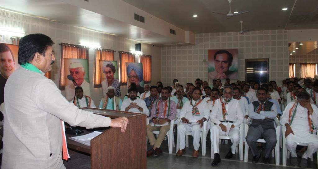 INCGujarat's tweet photo. ગુજરાત પ્રદેશ કોંગ્રેસ સમિતિ ખાતે પ્રદેશ વરિષ્ઠ આગેવાનશ્રીઓની ઉપસ્થિતિમાં નવનિયુક્ત પ્રદેશ પદાધિકારીશ્રી તથા શહેર – જીલ્લા કોંગ્રેસ સમિતિના પ્રમુખશ્રીઓની અગત્યની બેઠક https://t.co/EhLxql0vcm