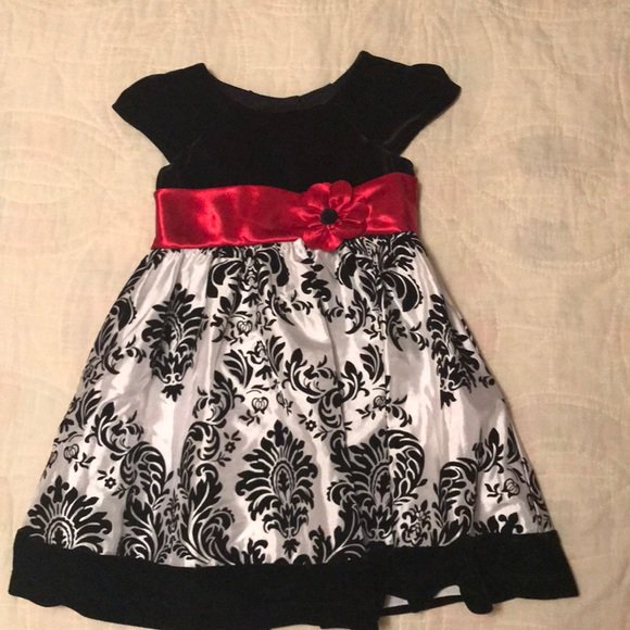 RitaMaesResale's tweet photo. So good I had to share! Check out all the items I'm loving on @Poshmarkapp #poshmark #fashion #style #shopmycloset #jonamichelle #express #incinternationalconcepts: https://t.co/NuGeL7QLed https://t.co/RIb5CfTkFB