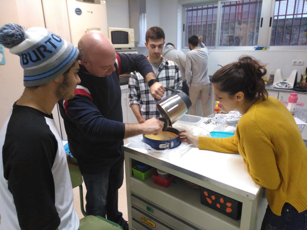 CIFPportovello's tweet photo. Ciclos Plurilingües CIFP Portovello “baking traditional Thanksgiving desserts” https://t.co/qWzivuelib