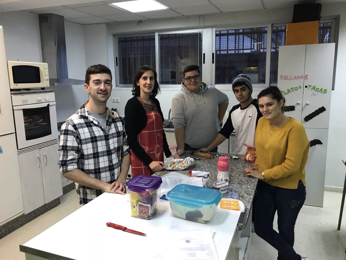CIFPportovello's tweet photo. Ciclos Plurilingües CIFP Portovello “baking traditional Thanksgiving desserts” https://t.co/qWzivuelib