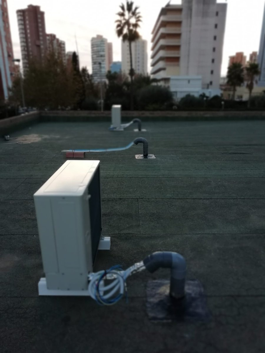 SusmozasINST's tweet photo. Hoy hemos montado estas unidades @Daikin_es de cassette en azotea transitable para uno de nuestros clientes en #benidorm.
https://t.co/GncImCG2PW https://t.co/T3pPUIsclO