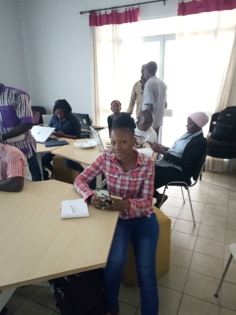 ritasoma95's tweet photo. #Formation à l'utilisation des #applications_mobiles de cartographie numérique #OSM_And #Osm_Tracker initiée par la communauté @OSM_BF , ça se passe à #La_Ruche #Ouaga.
Belle présence des participants #Burkina https://t.co/7Gf9Tm5e11