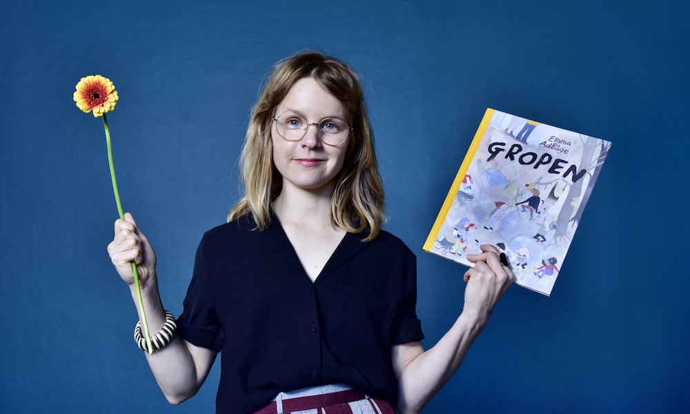 Ett varmt grattis till Emma AdBåge! Hennes bok Gropen är Årets svenska barn- och ungdomsbok. ”Aldrig har väl en bok om den grå skolvardagen varit så färgsprakande!”  rabensjogren.se/nyheter/187527… #augustpriset