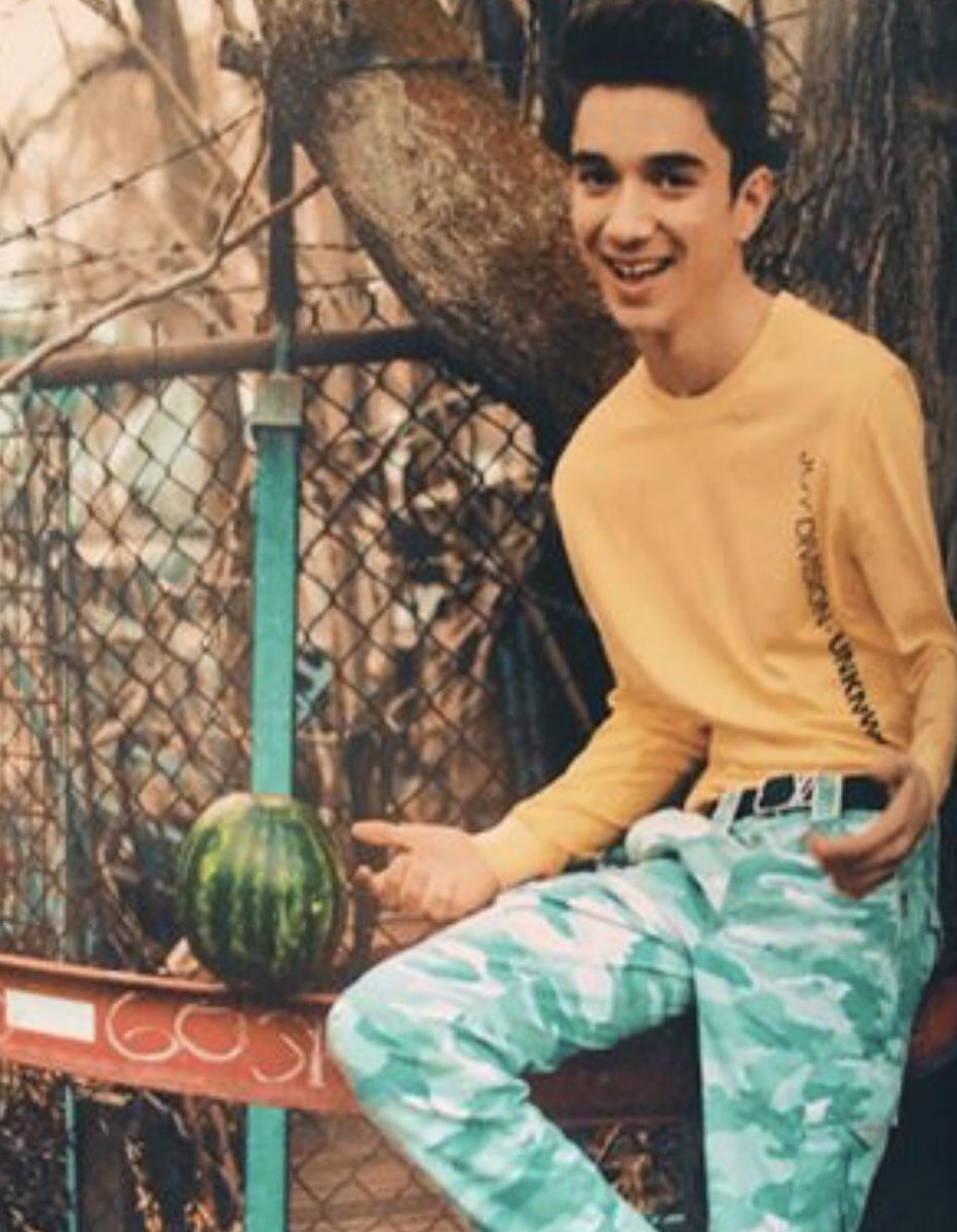 melonshatewdw's tweet photo. He may be smiling but the watermelon is crying knowing he’s going to die soon... RIP brother https://t.co/KTCm68gtl7