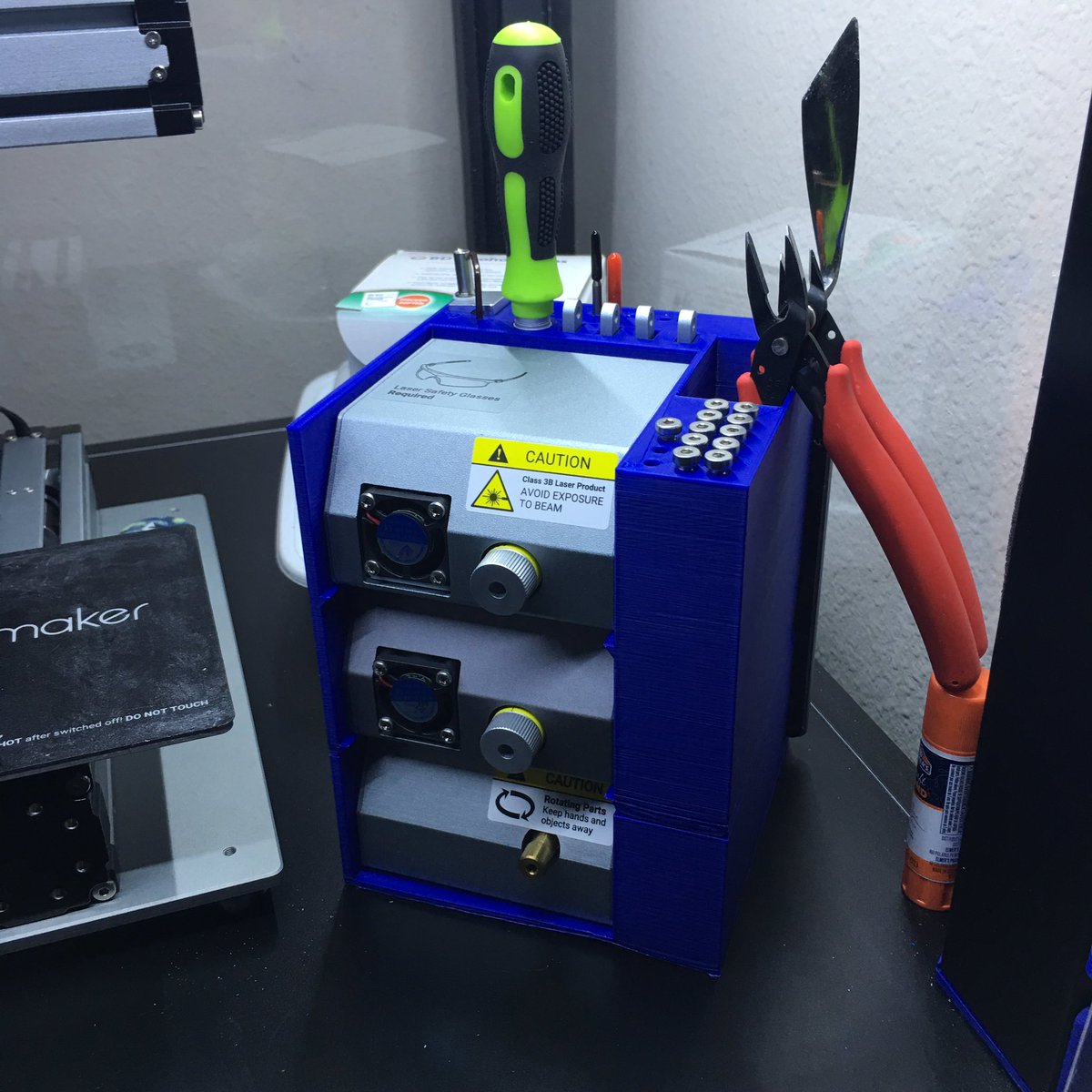 Brassroots_Lthr's tweet image. Second piece complete after 7 hours. Now all the Snapmaker heads have a home! 
.
.
#snapmaker #storage #3dprintingsolutions #brassrootsleather