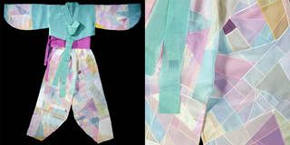 HanmiGallery's tweet image. Article: Jogakbo – traditional Korean patchwork  | @V_and_A 

'A jogakbo is a style of patchwork, traditionally used to create domestic wrapping cloths (known as bojagi) from scraps of left-over fabrics.'

Read more: buff.ly/2AiAcHp

#korea #Kculture #jogakbo