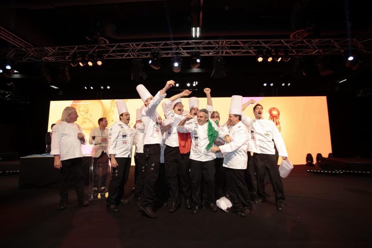 Federcuochi's tweet photo. ITALIA E’ ORO!!!🥇 #26Novembre2018 #Expogast #CulinaryWorldCup #Nic #NazionaleItalianaCuochi #FederCuochi #TavoloFreddo https://t.co/s1GKmcGiWP