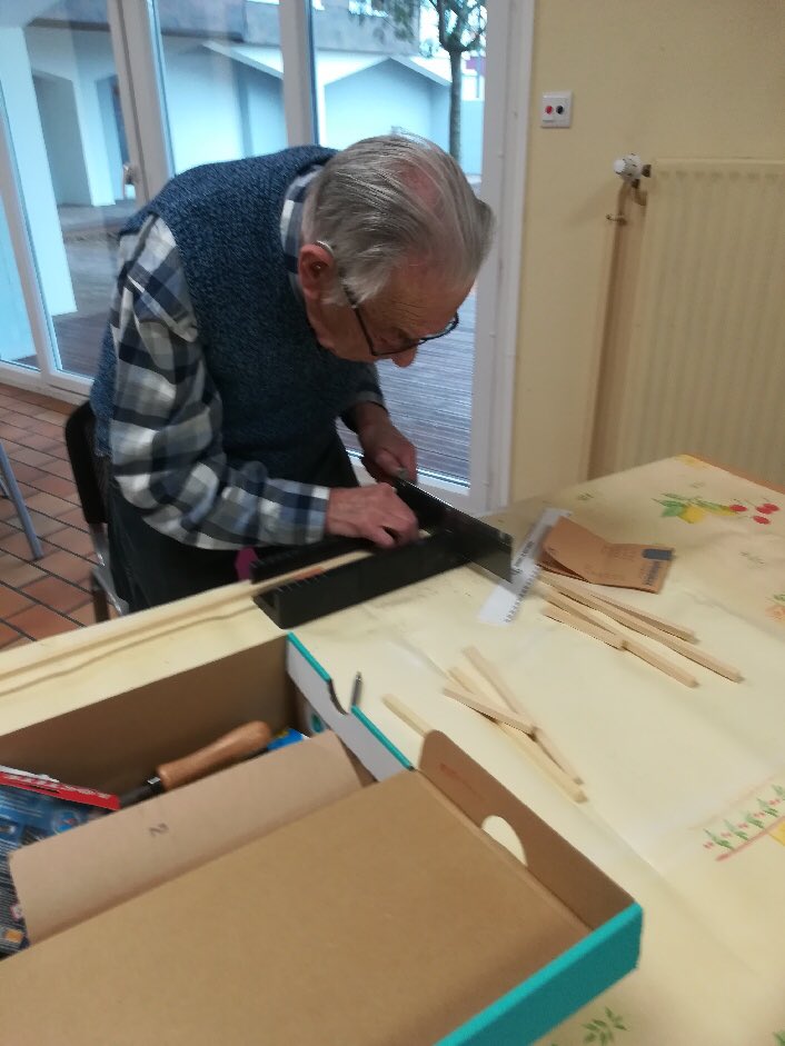 AchouriLouisa's tweet photo. A La Résidence Marguerite Thibert:Inébranlable Enthousiame des  Seniors pour #Telethon2018 du 7et 8 décembre.Animations d’ ateliers de création, fabrication en d’objets:chevalets #Artisanat local😇avec récupération de matières @notrecop21!Nos Aînés :Véritable #TeamTelethon😇 https://t.co/fxsA0wPA8R