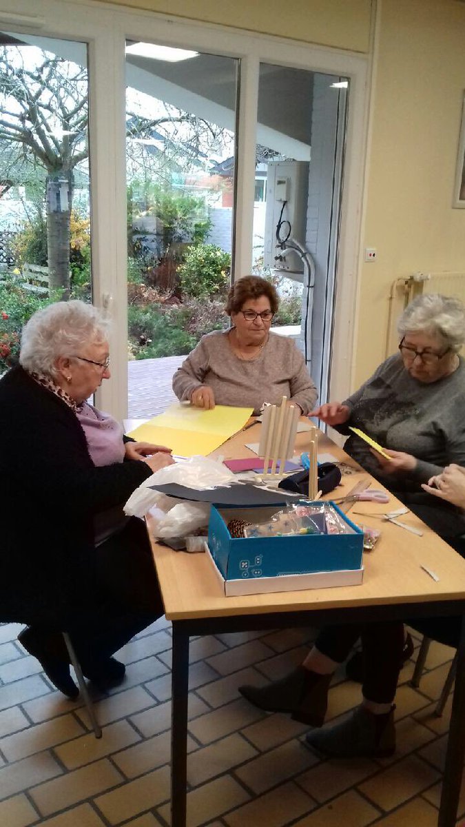 AchouriLouisa's tweet photo. A La Résidence Marguerite Thibert:Inébranlable Enthousiame des  Seniors pour #Telethon2018 du 7et 8 décembre.Animations d’ ateliers de création, fabrication en d’objets:chevalets #Artisanat local😇avec récupération de matières @notrecop21!Nos Aînés :Véritable #TeamTelethon😇 https://t.co/fxsA0wPA8R