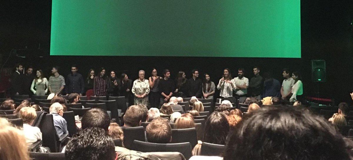 Hooooola! Com esteu? Nosaltres mooolt bé perquè LA ROSA ÉS MORTA JA ÉS UNA REALITAT 😀 La setmana passada vam fer una pre-estrena amb equip i mecenes de la pel·lícula (📷). A partir d'ara intentarem que arribi a festivals i esperem ben aviat dir-vos que ja la podeu veure! 😊