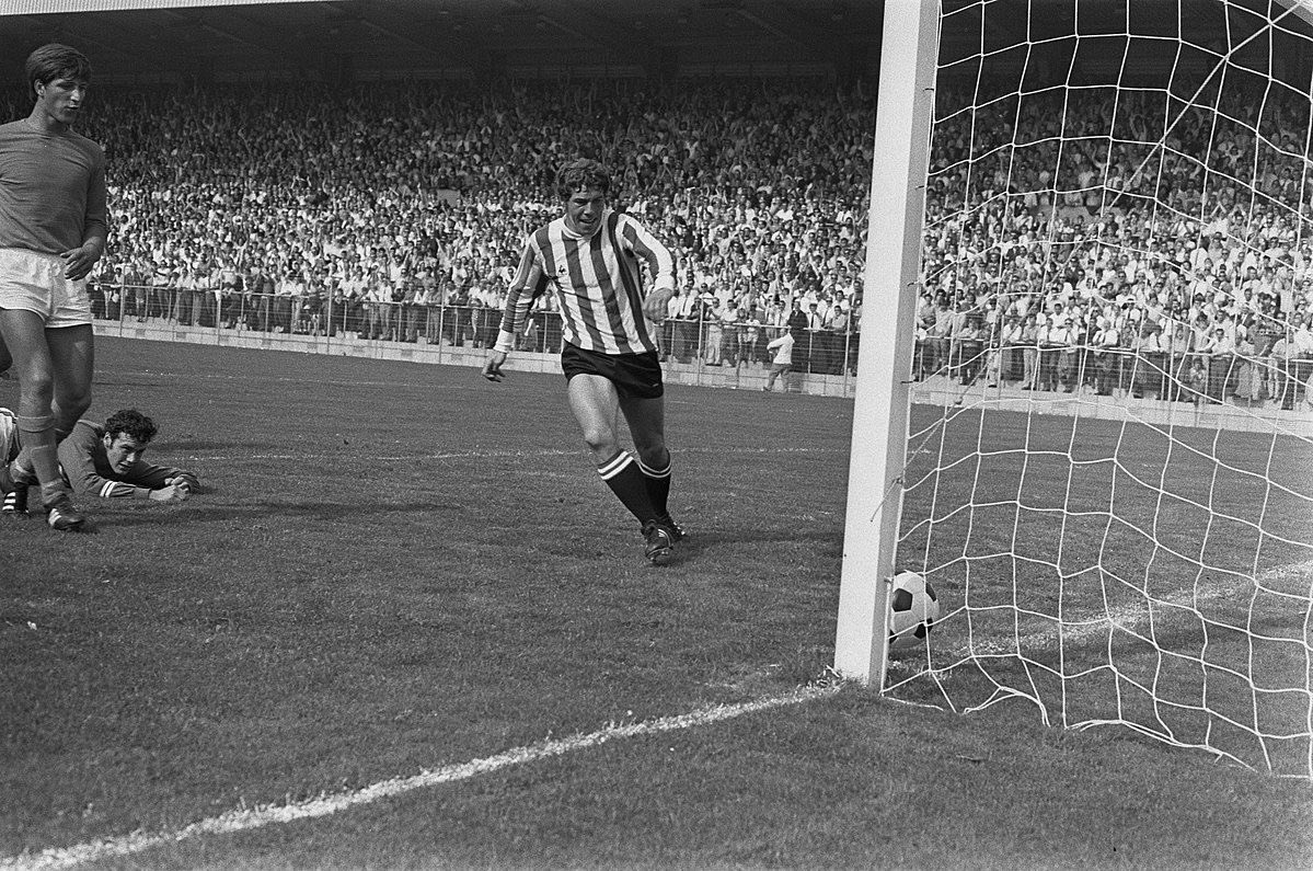 OldFootball11's tweet photo. #WietseVeenstra scores in the match between #PSVEindhoven and #FCVolendam in the 1970/71 season.
The goalkeeper is named #JanRuiter.
π· Rob Mieremet / Anefo https://t.co/ylCaHYkSYi