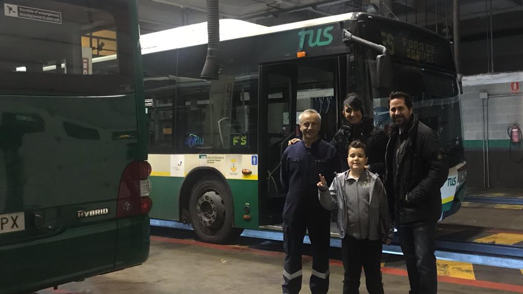 walteriegelmann's tweet photo. #optibelt  con la ayuda de Transporte Urbano de Sabadell ayuda hacer realidad el sueño de un niño con autismo al visitar las instalaciones de la #TUS https://t.co/D0buw4E7X0
