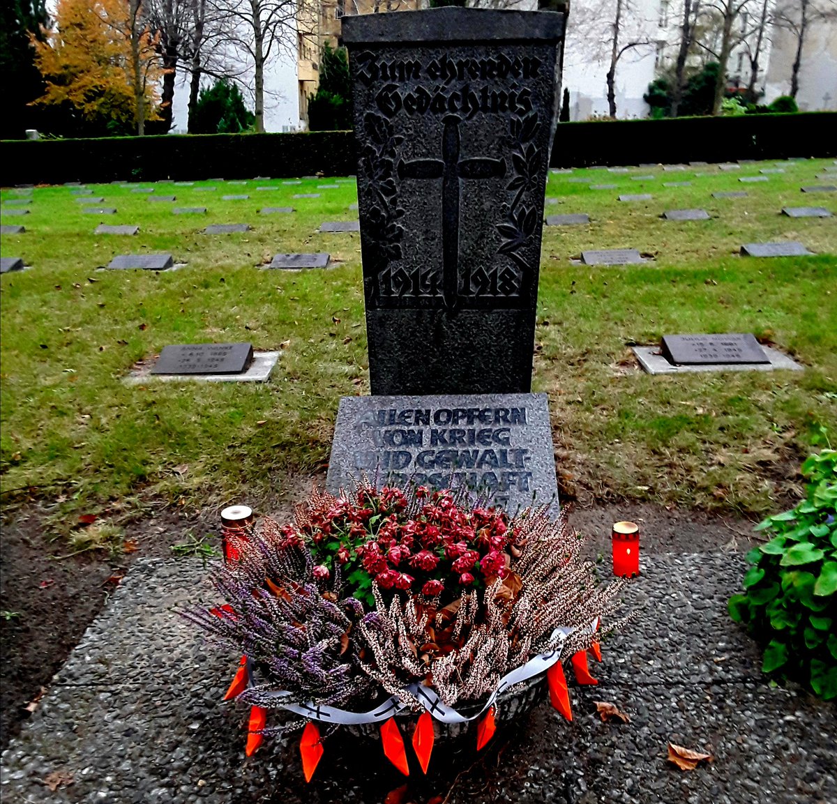 CorneliaFleck's tweet photo. Gestern, #Totensonntag mit Freund_innen
Den Opfern von Krieg, Flucht und Gewaltherrschaft.
Egal wo
Egal in welcher Zeit
#Sightbusting vol. 15: St. Mättheus, Berlin
#Seebruecke
#seenotmontag
#SafePassage
#europasenzamuri https://t.co/tL7XP3u5dV