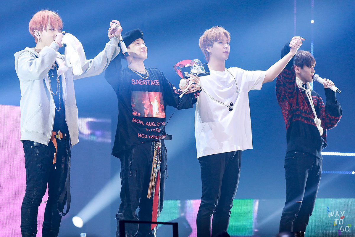 waytogohighligh's tweet photo. 181124,25 HIGHLIGHT LIVE 2018 OUTRO 最後敬禮的部份每次總是帶點淡淡哀傷！這次演唱會最後成員一起行大禮真的再次逼出了我們眼淚！😭😭😭
#하이라이트 #HIGHLIGHT  #윤두준 #두준 #尹斗俊 #용준형 #준형 #龍俊亨 #양요섭 #요섭 #梁耀燮 #李起光 #이기광 #기광 #손동운 #동운 #孫東雲 https://t.co/nDeovLbr9P