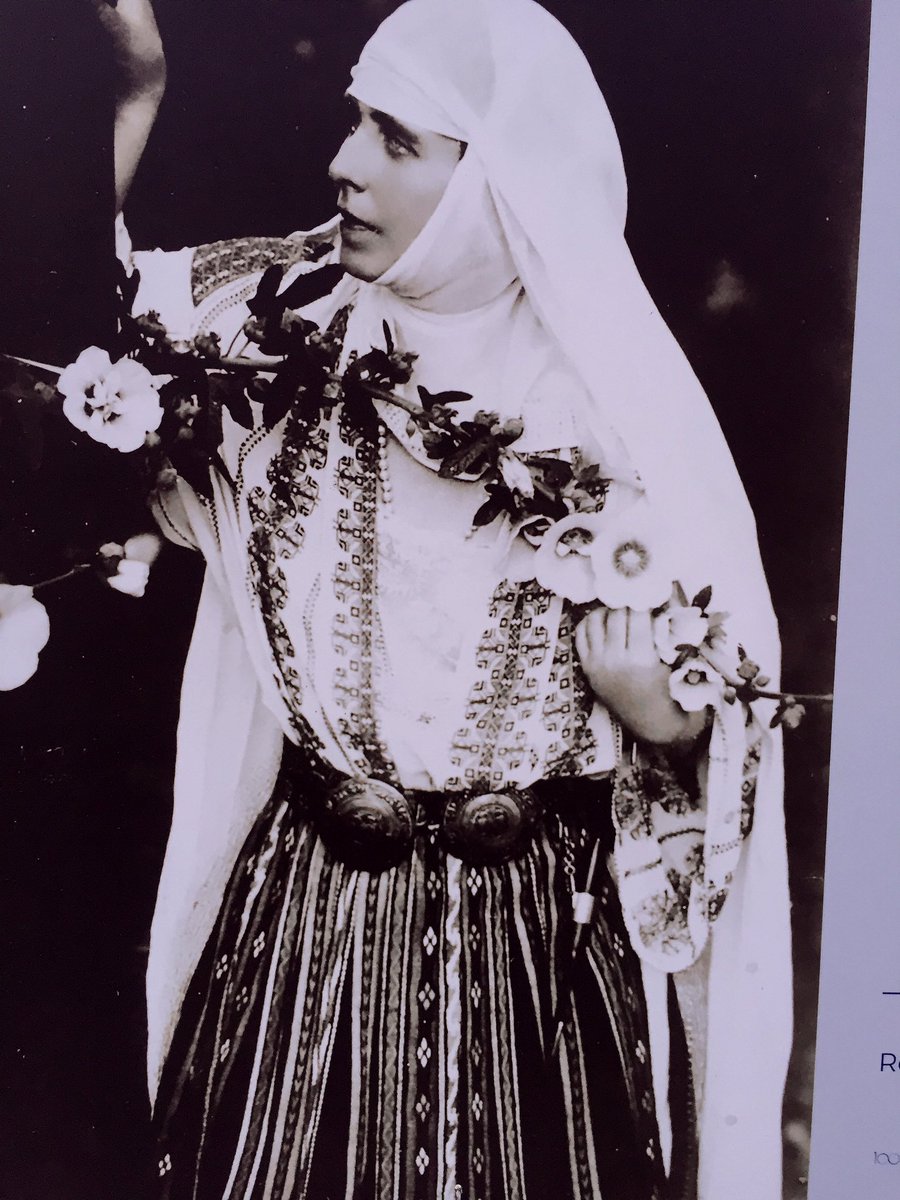 ヤゴダ ブラン城に住まわれたマリア王妃 イングランド生まれだが非常にルーマニアを愛したお人なんですよね 民族衣装で過ごされることが多かったということで 色々な写真が展示されてます
