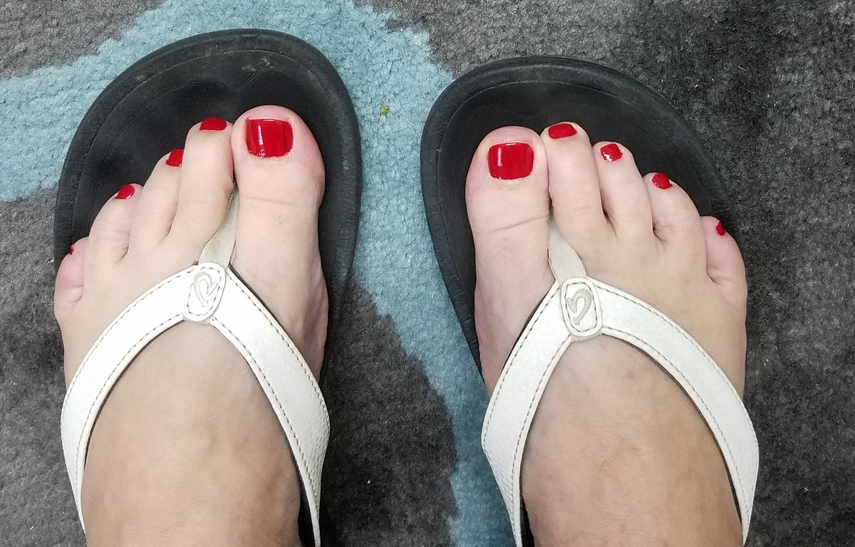 KarenMaher15's tweet image. I dressed for the gym this morning but got a pedicure instead. Then I see @martrobin and @ColleenQStaton, from our awesome @FlyCVEagles admin team, jogging together. It is 45 degrees and raining! #respect #exercisefail