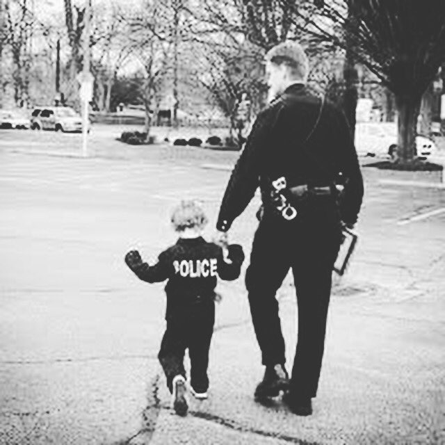 Shield616_'s tweet photo. As you pick up your #cybermonday deals, please donโt forget to keep SHIELD616 on your list for #GivingTuesday tomorrow! With your help, we can continue our mission to #ProtectOurProtectors! #GodBlessBlue #BackTheShield
@GivingTuesday
https://t.co/d2vYIe6T35 https://t.co/l1OunDYDa2