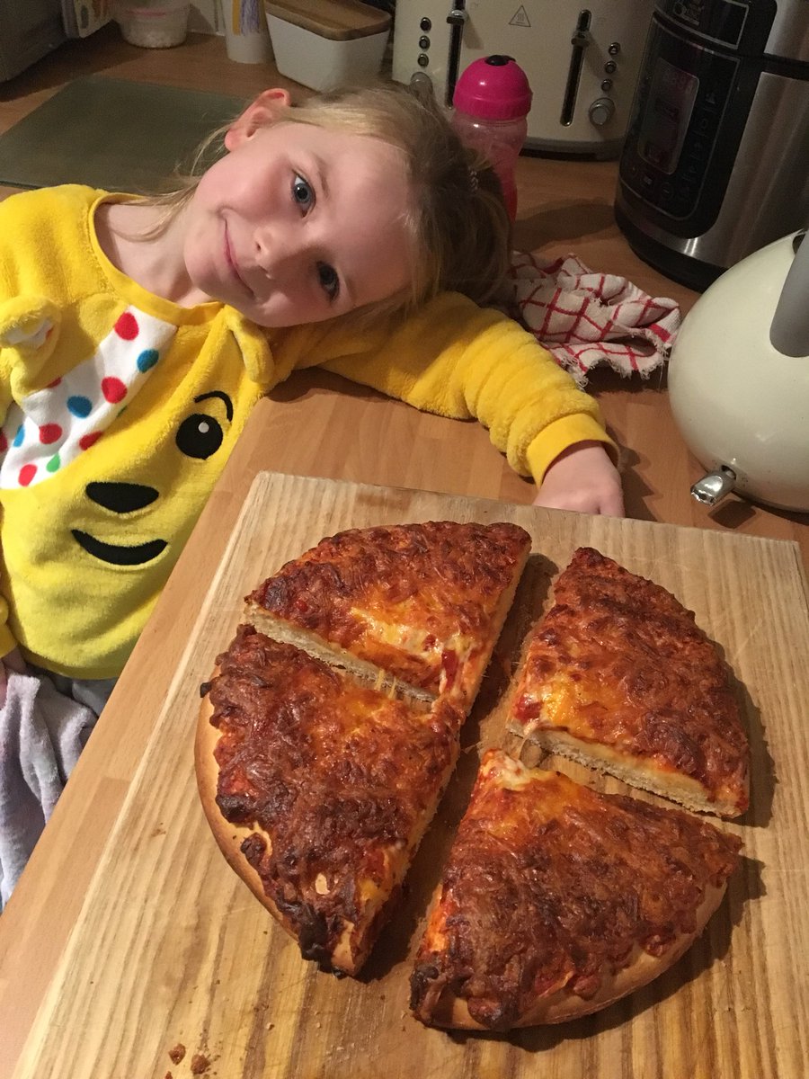 zoetaylor100's tweet photo. @Year2BC Mia has cut her pizza tonight into half, quarters and eighths π #mathspractise https://t.co/B8m4PMWxSR
