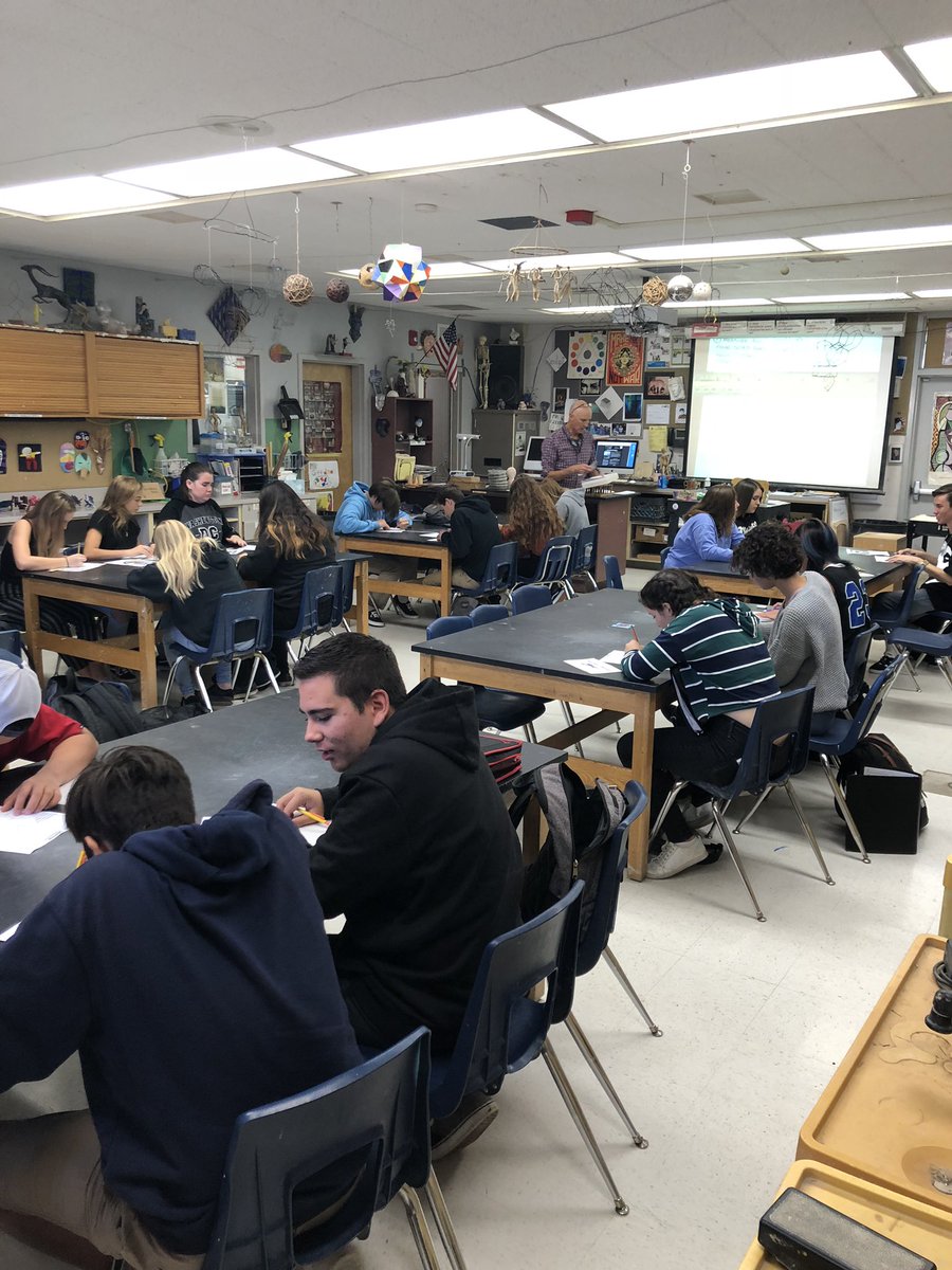 WHHS AVID is collaborating with our Art Dept to learn how to scale their college logos for upcoming chalk art project. Thanks, Mr Goodman and Mr VanDyke! @GUHSDTweet  #AVID