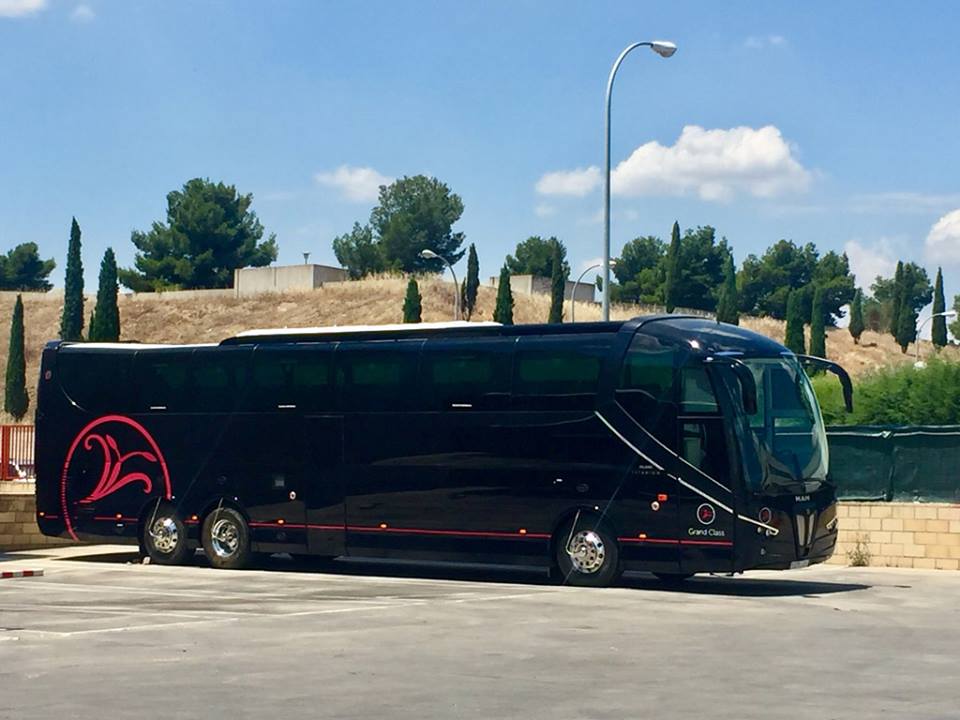 Grand_Class's tweet photo. En Grand Class contamos tanto con turismos de lujo como con buses de hasta 63 plazas.
#MadridTransfer #VIPbuscompany #LifeStyle #Business #MadridAirport #MadridAirportTransfer #Exclusive #VIPCoach #VIPBus #ShuttleMadrid https://t.co/h1WNHiCXJ8